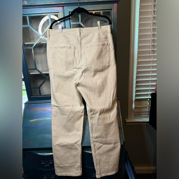 J. Crew Classic Straight Jean in White. Size 32 - Picture 4 of 5